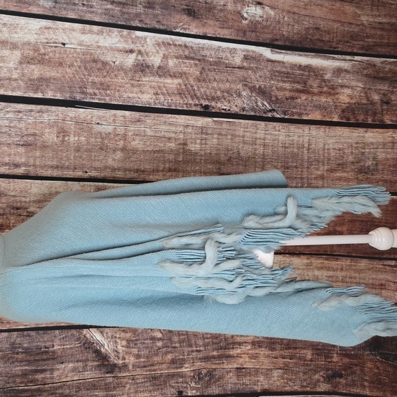 Light teal or sea blueish poncho with fringe & fur - Picture 3 of 5